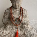 Japamala Nepalí Naranja Nudo infinito para la sabiduría y la paz interior.