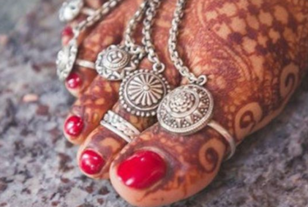 ¿Por qué las mujeres en India usan anillos en los pies?