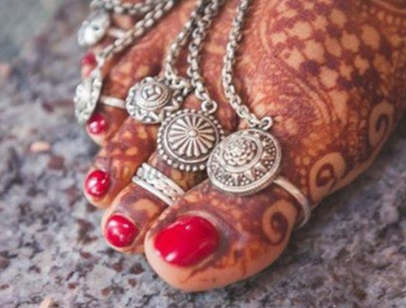 ¿Por qué las mujeres en India usan anillos en los pies?