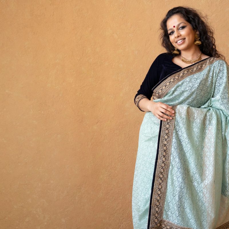 Mujer usando un sari tradicional en India, prenda de colores vivos que simboliza feminidad, cultura e identidad milenaria.